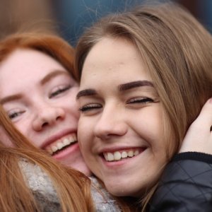 コミュ力を上げる方法30選・高い人の特徴!コミュ力おばけの意味とは?