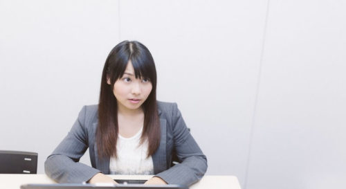 目が合うとにやける男性の5つの心理|その男性に好かれている?