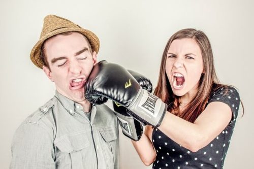 粋がる人の5つの心理と特徴!イキる男に今日もため息