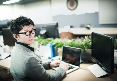 ちょっかいをかけてくる元彼の心理5つ|復縁の可能性はある?
