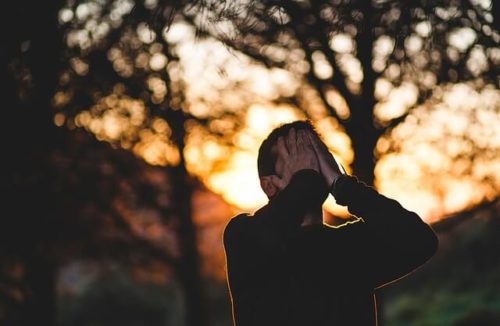 弱ってる男性を落とす方法!仕草やかける言葉は?