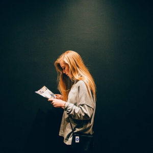 暗い曲が好きな人の心理5つ|バラードや切ない曲・悲しい曲が好きな人の性格は?