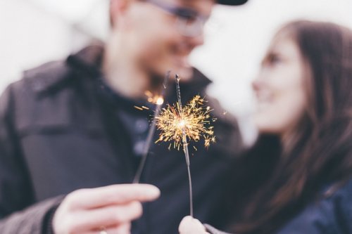 目で会話できる男女は付き合っている?職場や学校で目で通じ合う2人